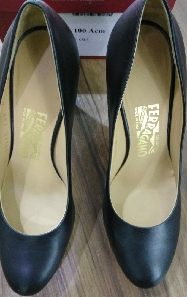 Ferrogamo women's size 6.5 Heels